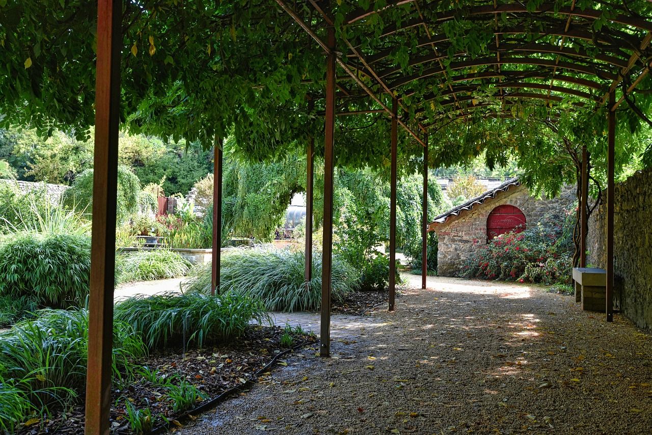 construire une pergola en bois : guide complet pour réussir votre projet découvrez comment construire une pergola en bois durable et esthétique pour votre jardin, avec des conseils pratiques et étape par étape.