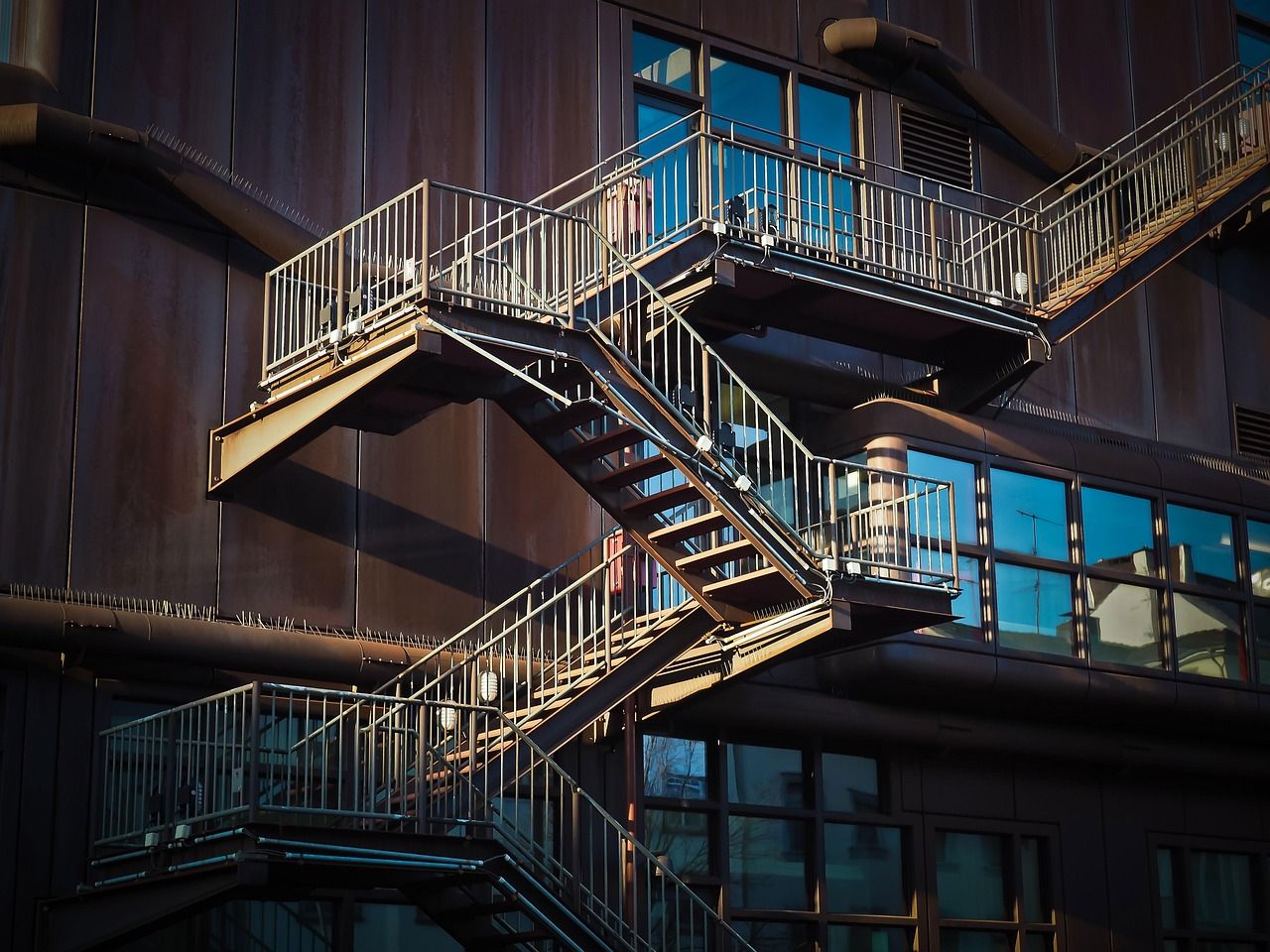 rénover un escalier en bois : guide complet pour un résultat parfait expert en rénovation d'escaliers en bois : restauration, modernisation et finition sur mesure pour sublimer votre intérieur.